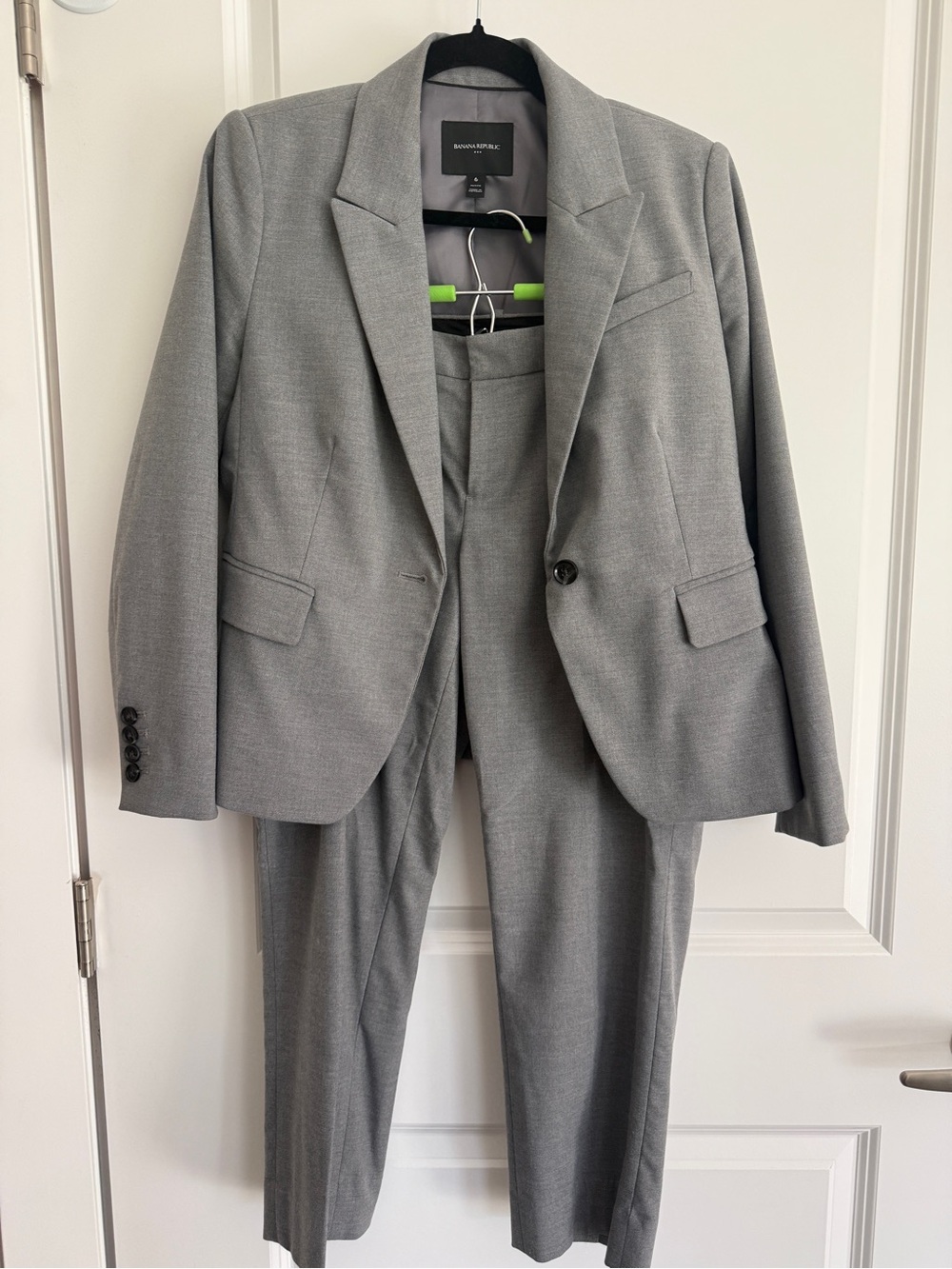 Banana Republic Light Gray Women's Two-Piece Suit Jacket & Pants Size 6P